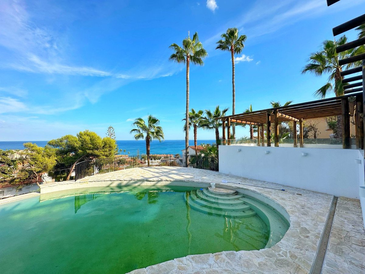 4 Bed Detached Villa in Estepona