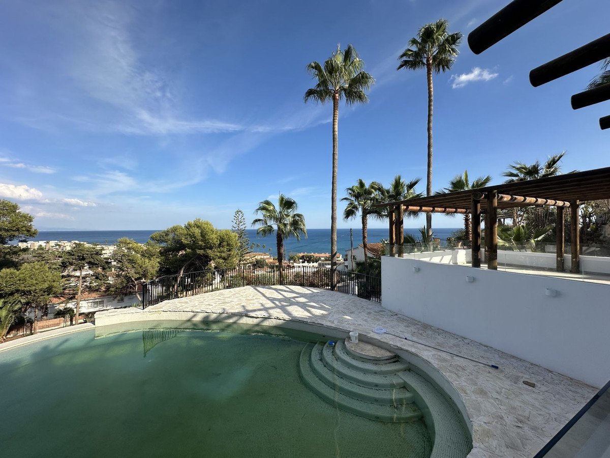 4 Bed Detached Villa in Estepona