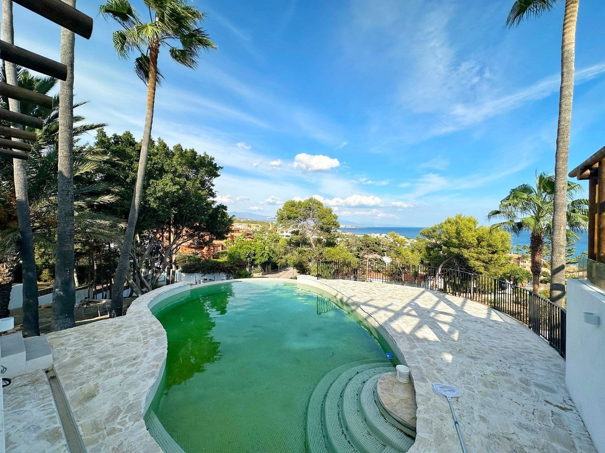 4 Bed Detached Villa in Estepona