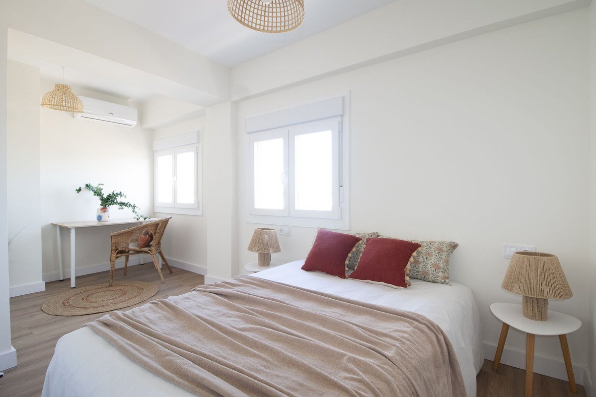 2 Bed Middle Floor Apartment in Málaga Centro