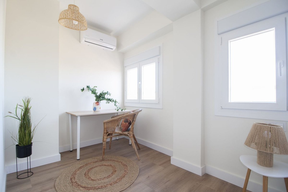 2 Bed Middle Floor Apartment in Málaga Centro