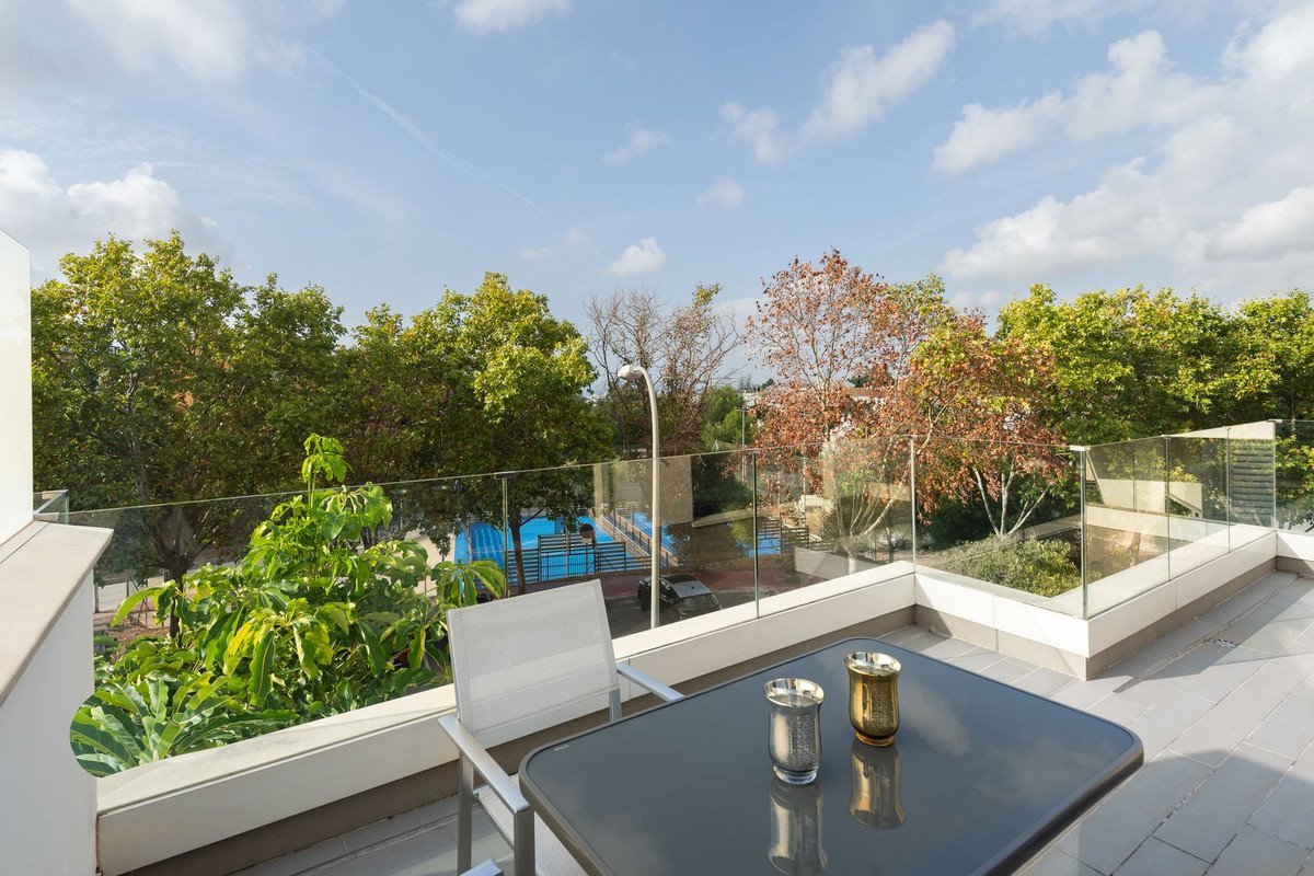 2 Bed Middle Floor Apartment in Marbella