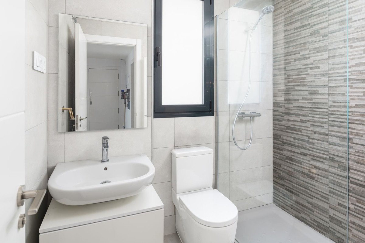 2 Bed Middle Floor Apartment in Marbella