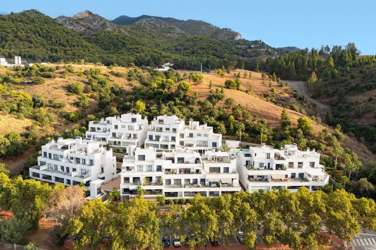 2 Bed Middle Floor Apartment in Marbella