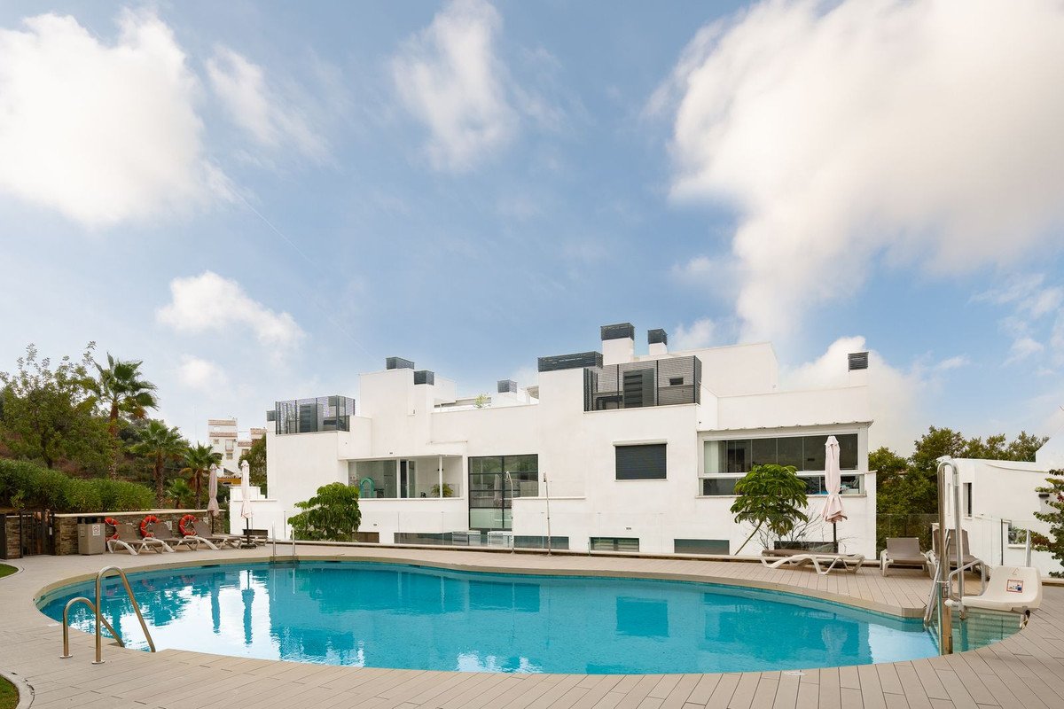 2 Bed Middle Floor Apartment in Marbella