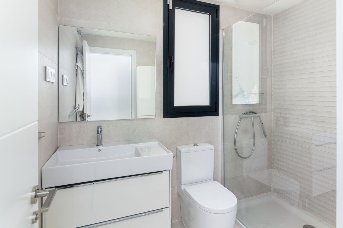2 Bed Middle Floor Apartment in Marbella