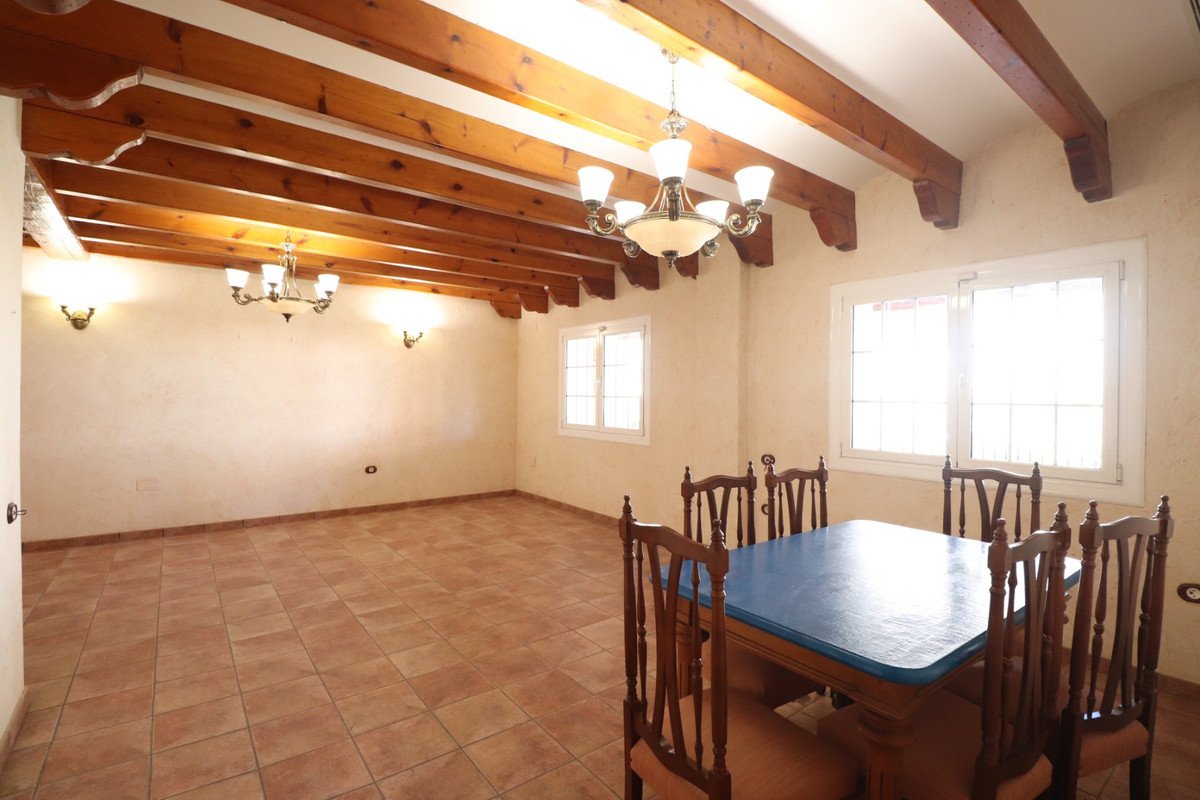 5 Bed Detached Villa in Los Palacios