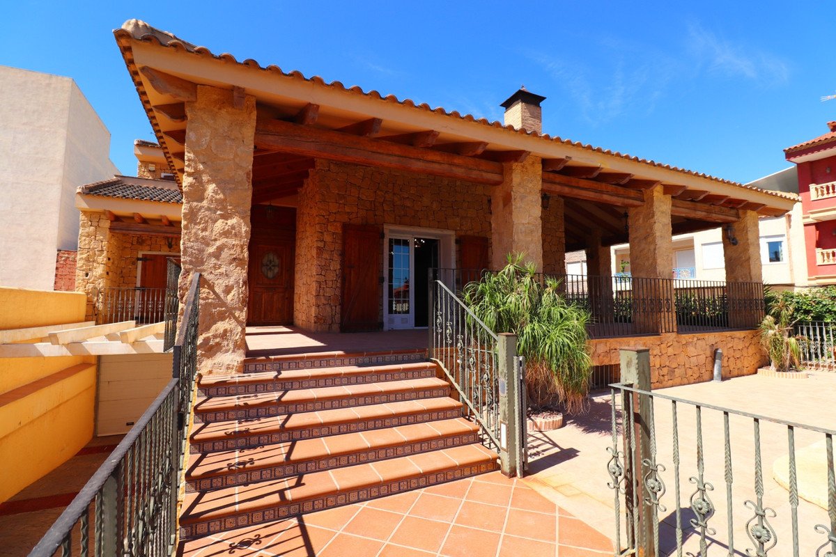 5 Bed Detached Villa in Los Palacios