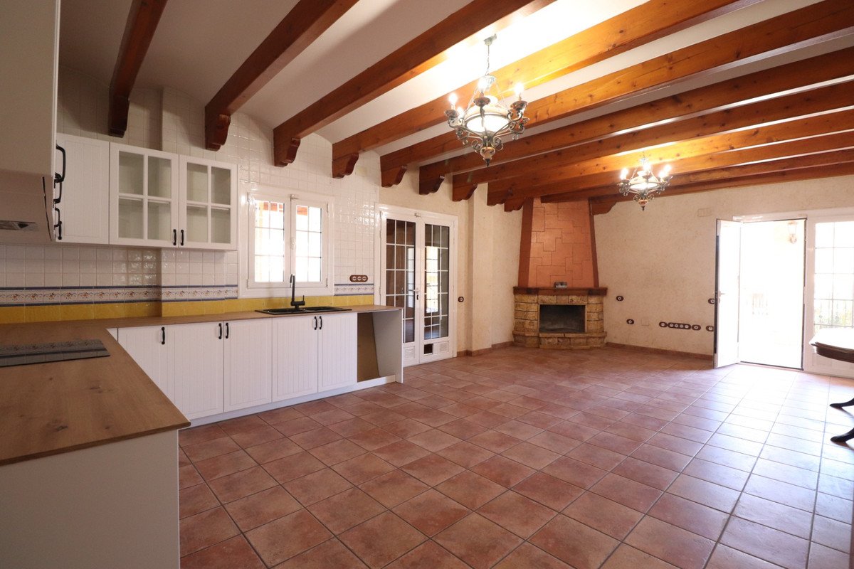 5 Bed Detached Villa in Los Palacios