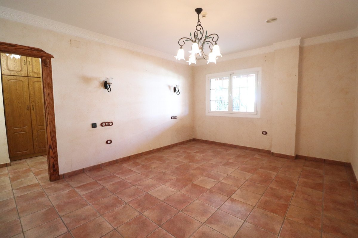 5 Bed Detached Villa in Los Palacios