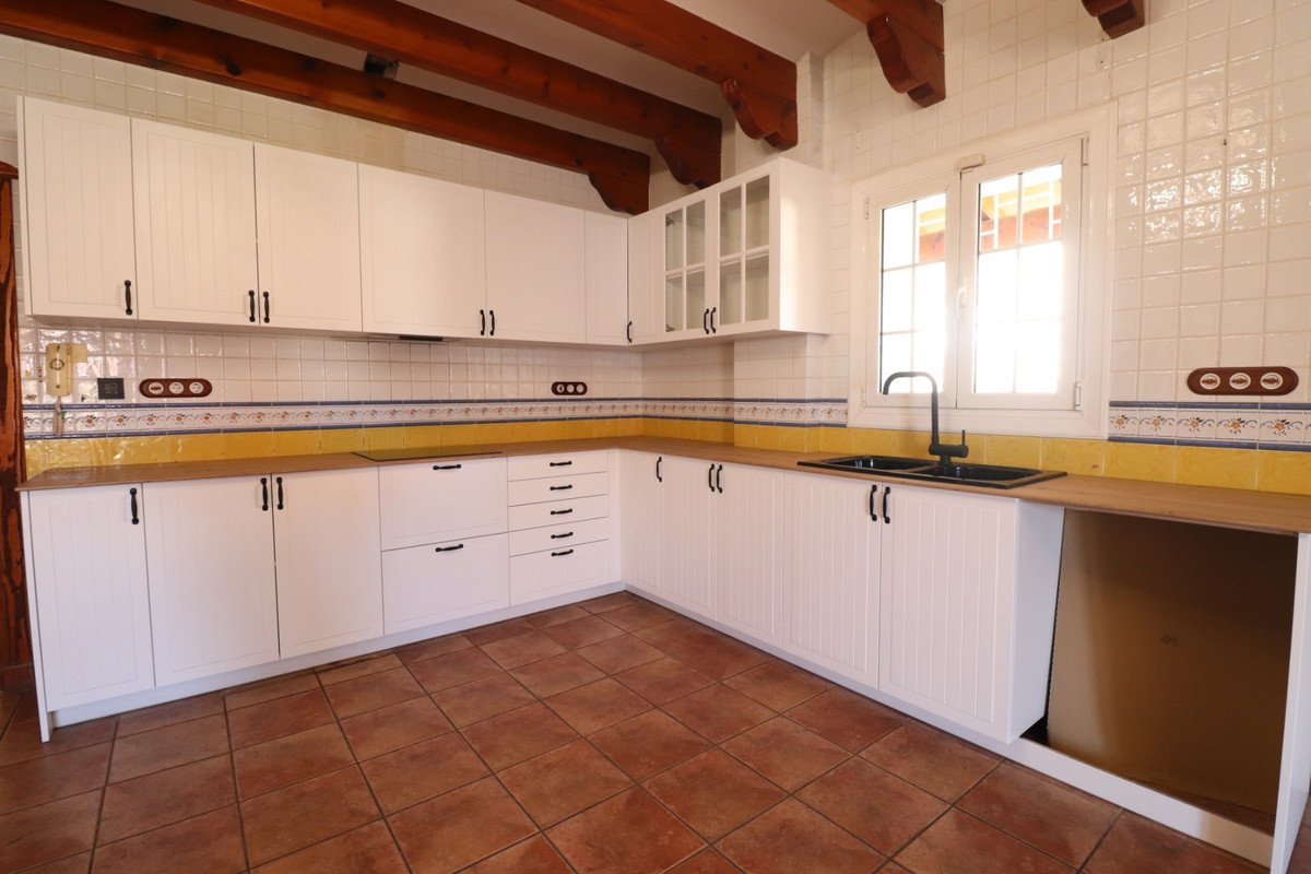 5 Bed Detached Villa in Los Palacios