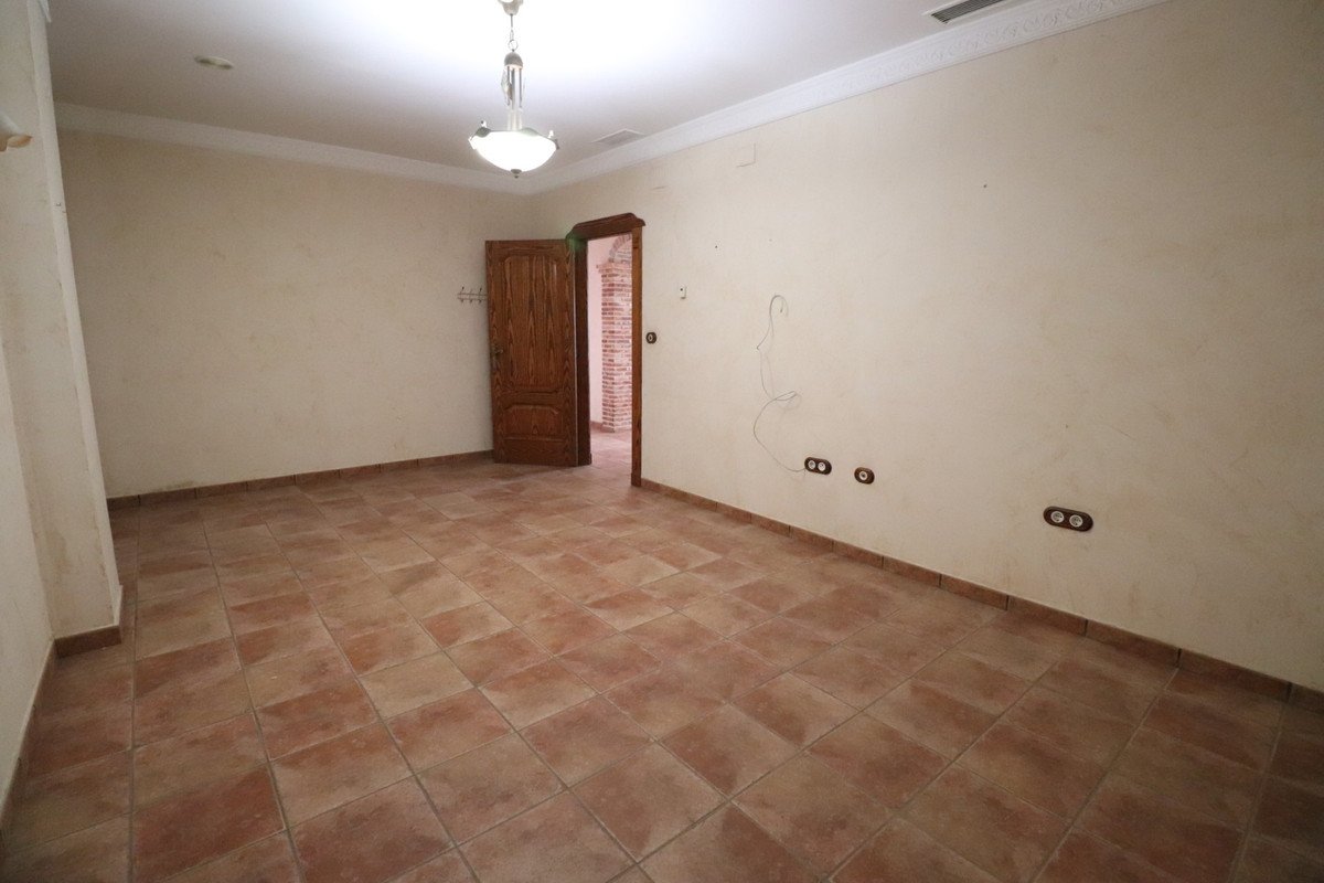 5 Bed Detached Villa in Los Palacios