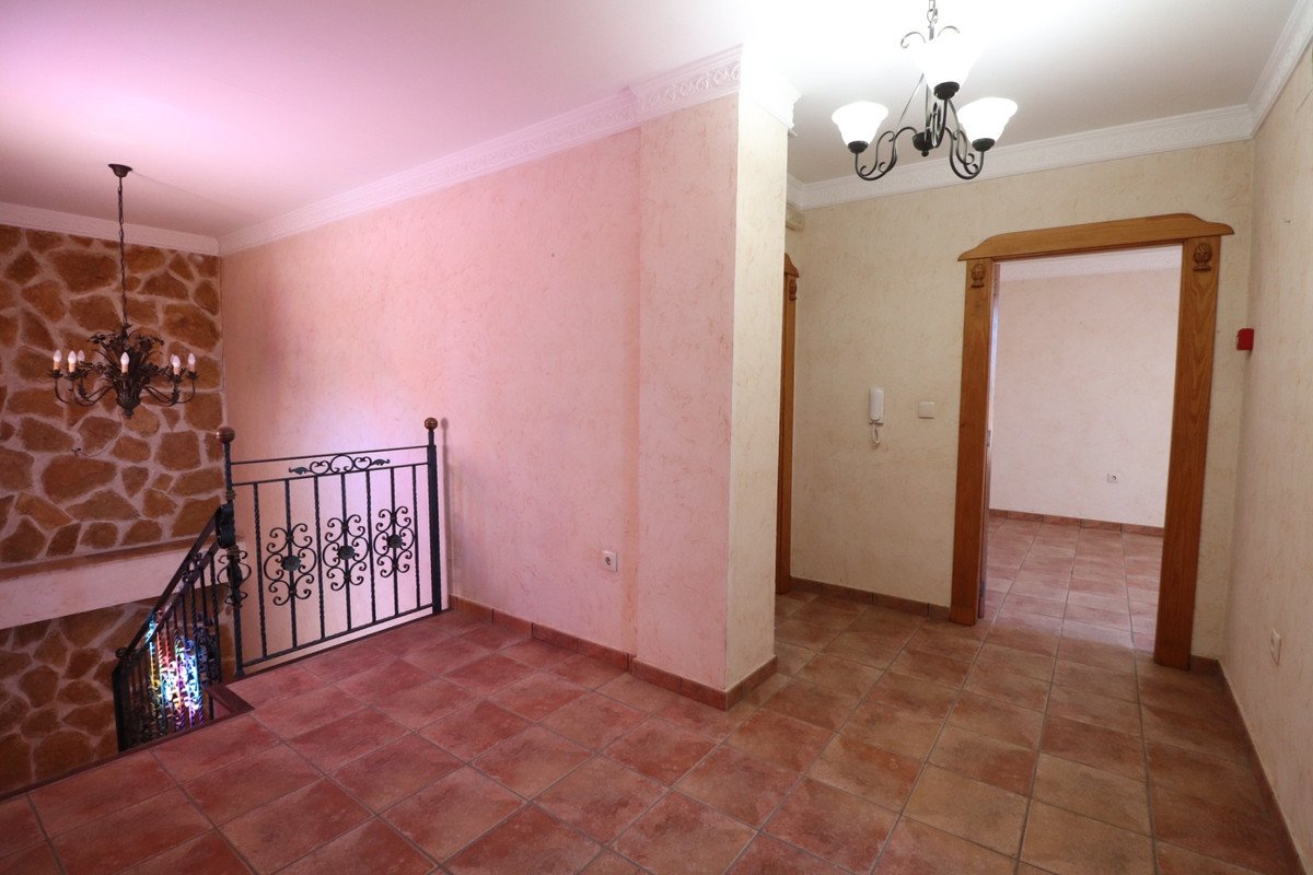 5 Bed Detached Villa in Los Palacios