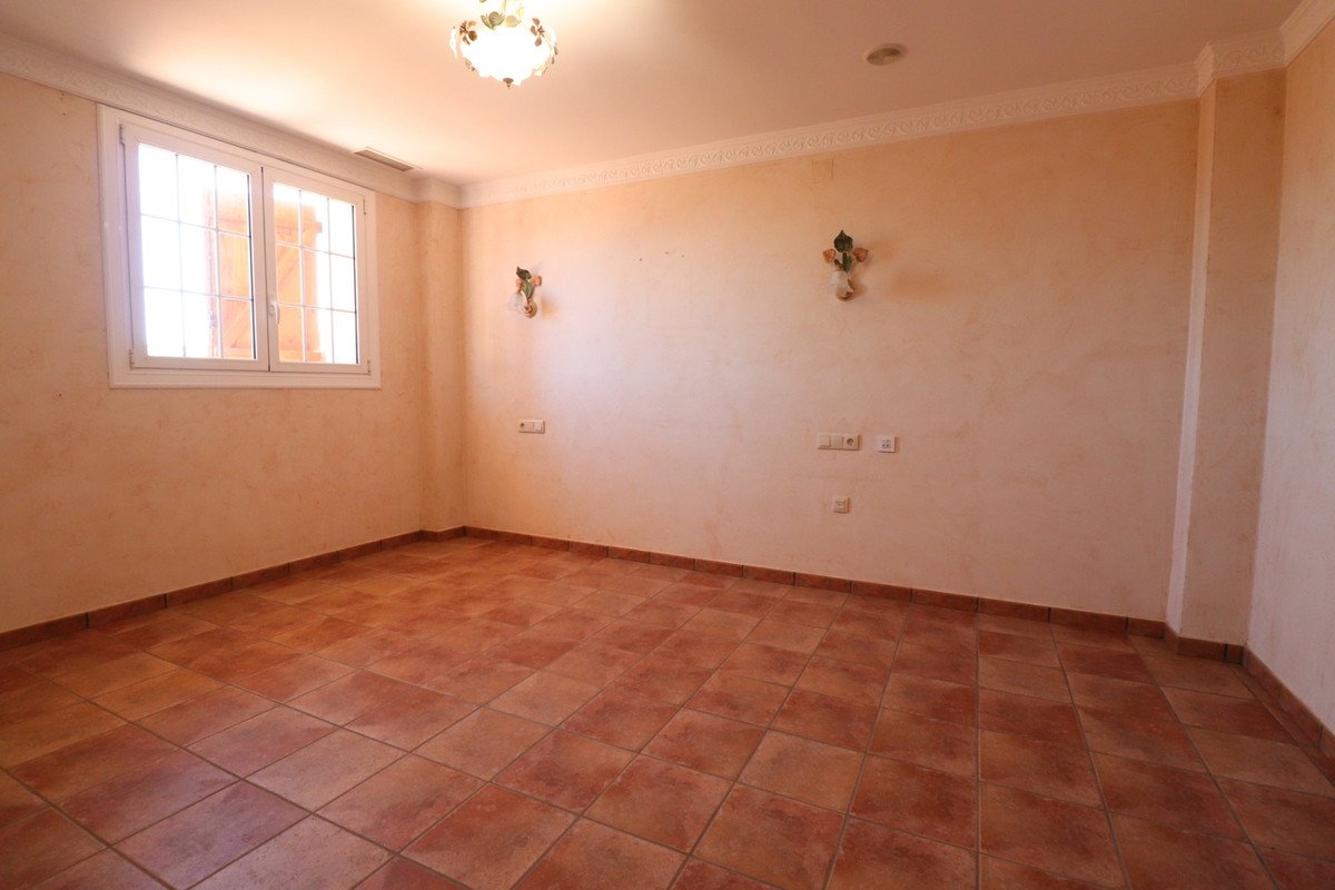 5 Bed Detached Villa in Los Palacios
