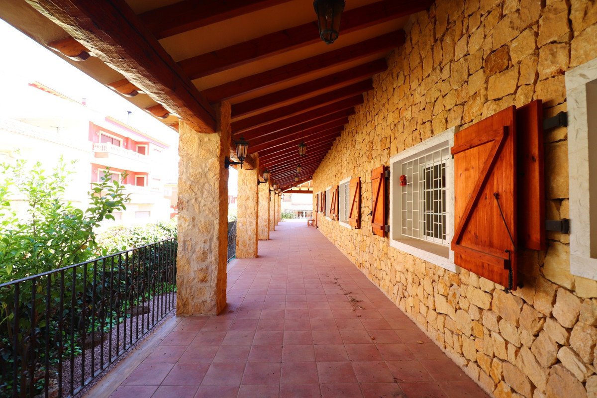 5 Bed Detached Villa in Los Palacios