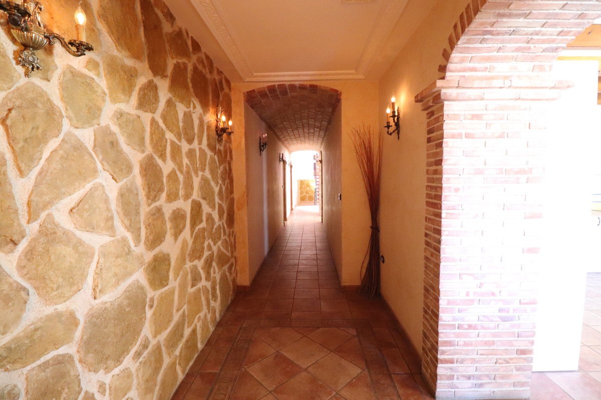 5 Bed Detached Villa in Los Palacios