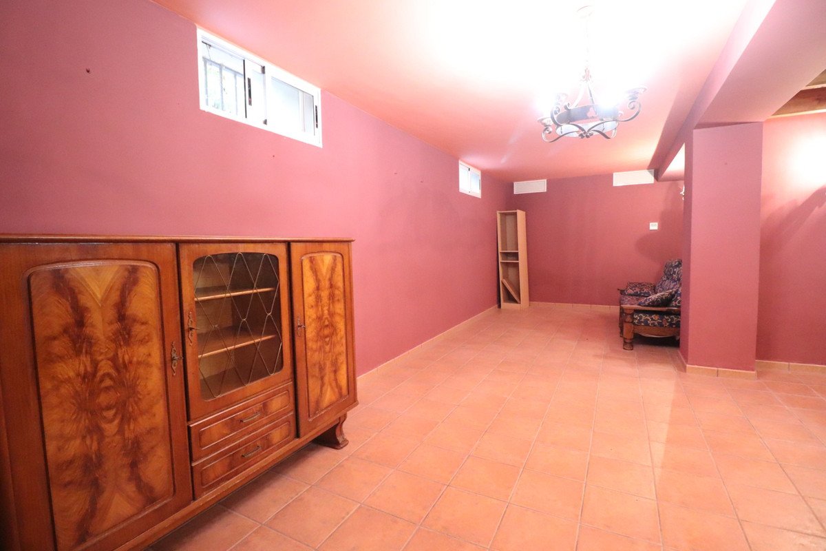5 Bed Detached Villa in Los Palacios