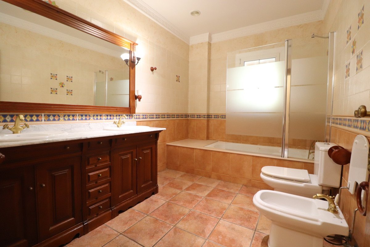 5 Bed Detached Villa in Los Palacios