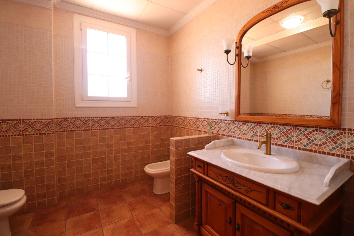 5 Bed Detached Villa in Los Palacios