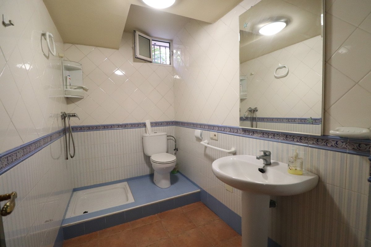 5 Bed Detached Villa in Los Palacios