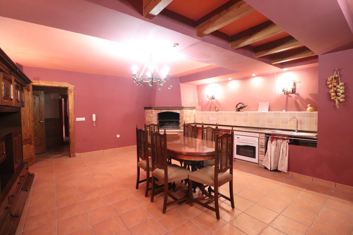 5 Bed Detached Villa in Los Palacios