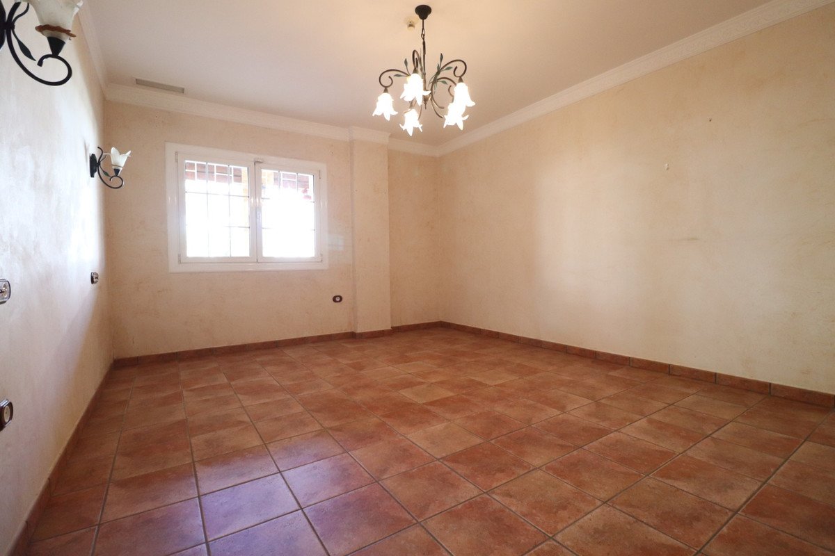 5 Bed Detached Villa in Los Palacios