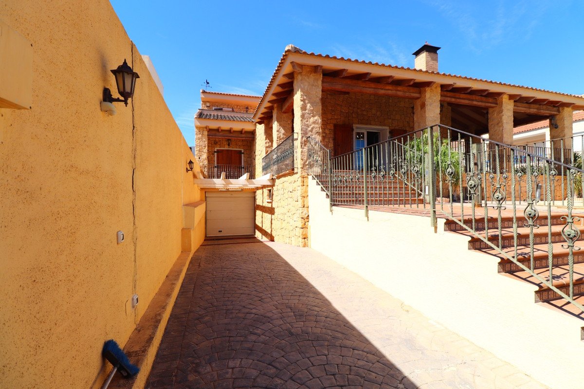 5 Bed Detached Villa in Los Palacios