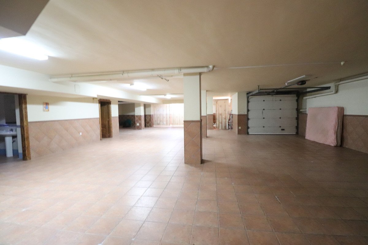 5 Bed Detached Villa in Los Palacios