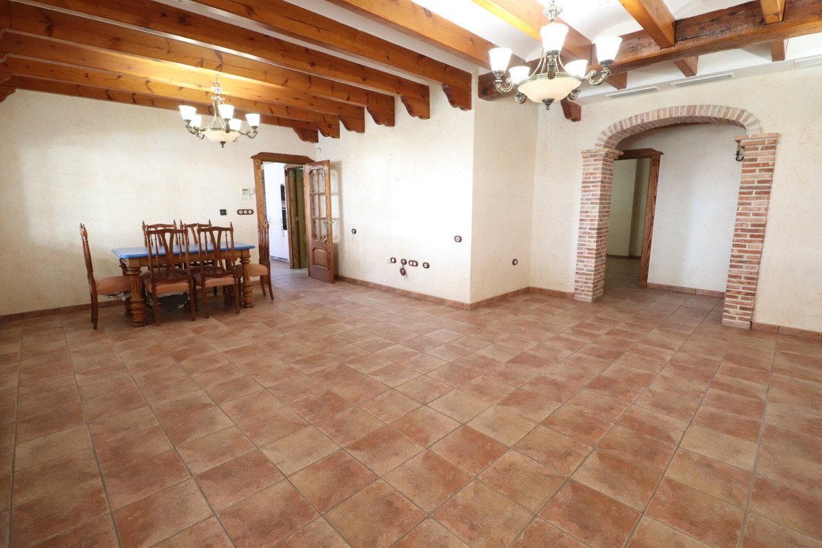 5 Bed Detached Villa in Los Palacios