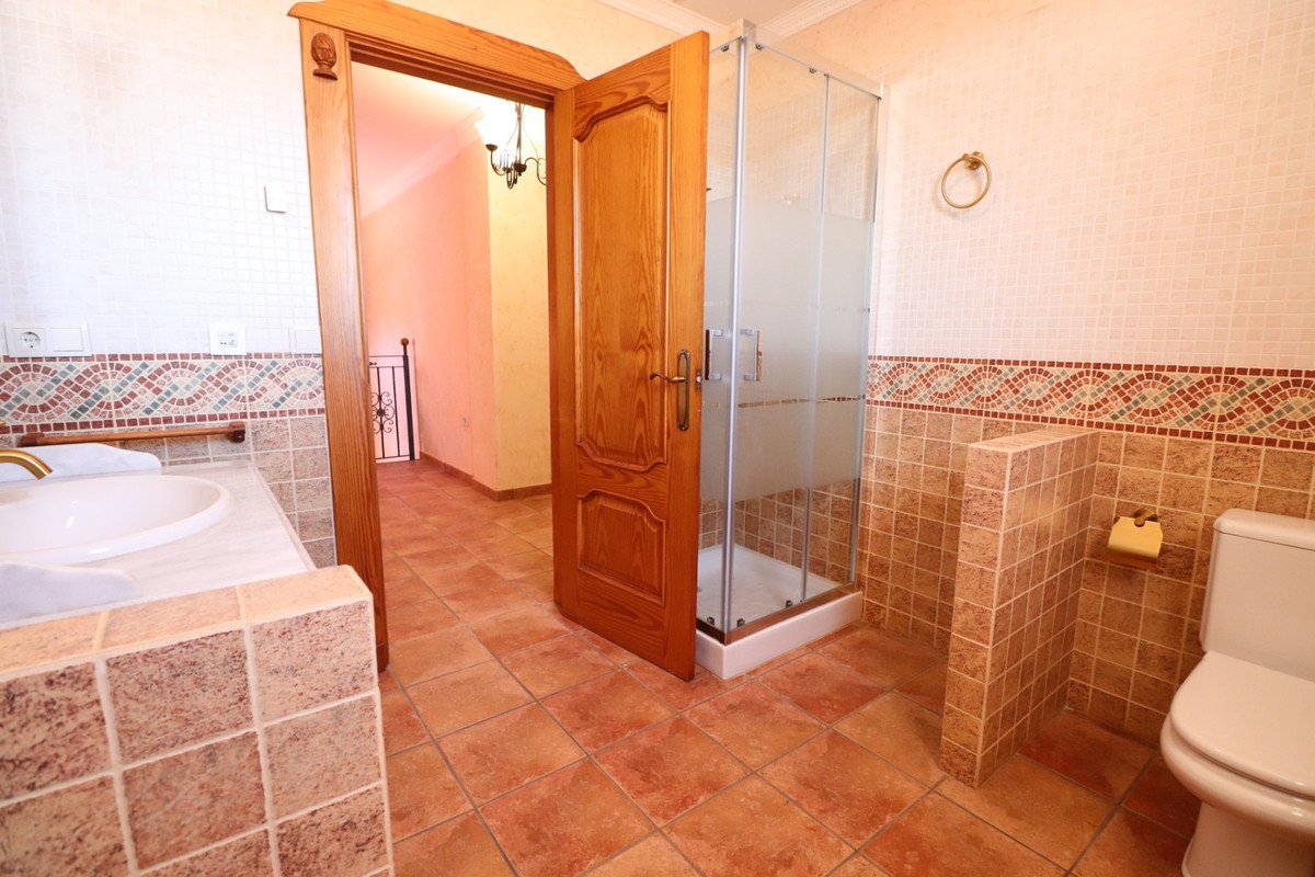 5 Bed Detached Villa in Los Palacios