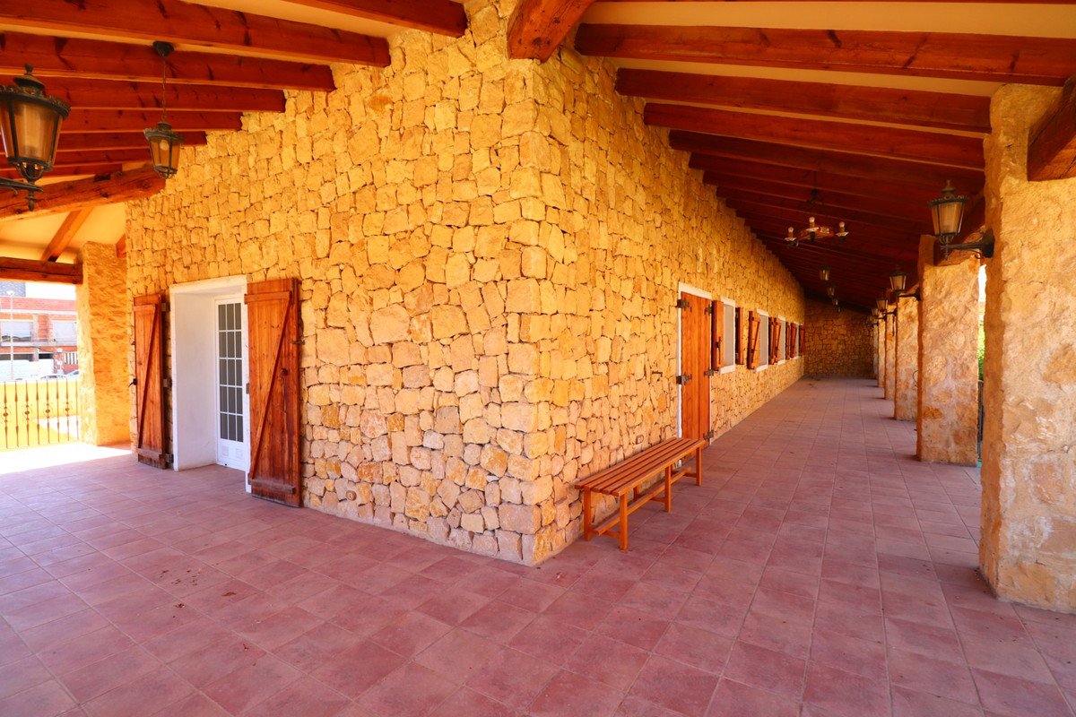 5 Bed Detached Villa in Los Palacios
