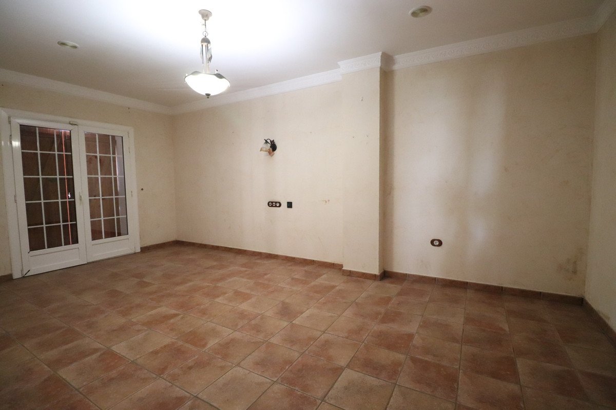 5 Bed Detached Villa in Los Palacios