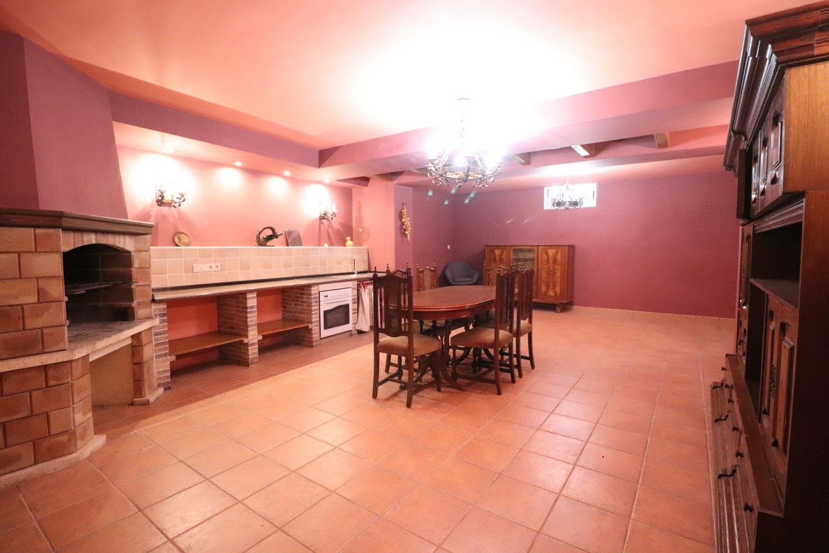 5 Bed Detached Villa in Los Palacios
