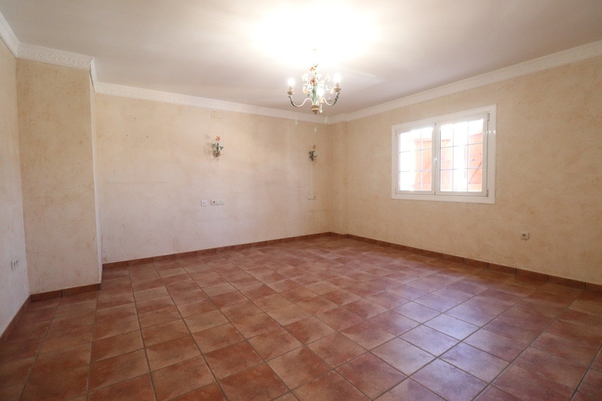 5 Bed Detached Villa in Los Palacios