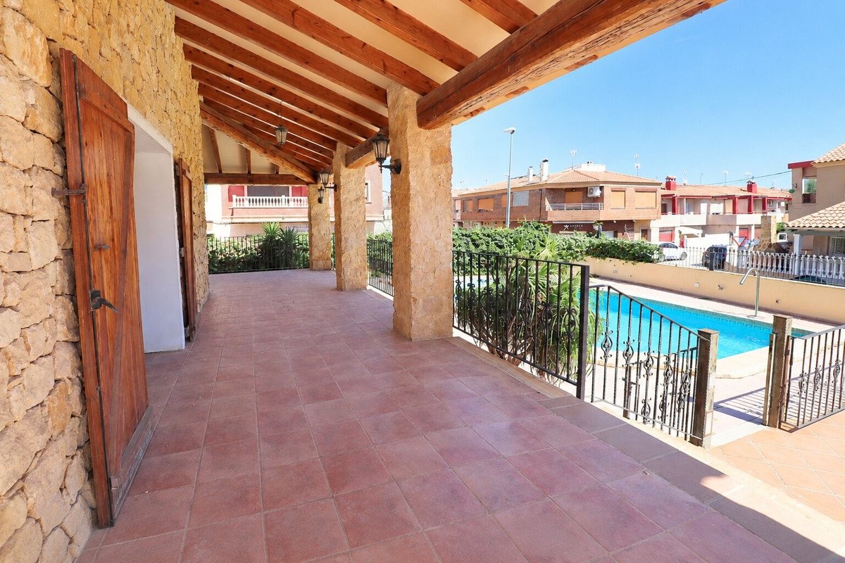5 Bed Detached Villa in Los Palacios