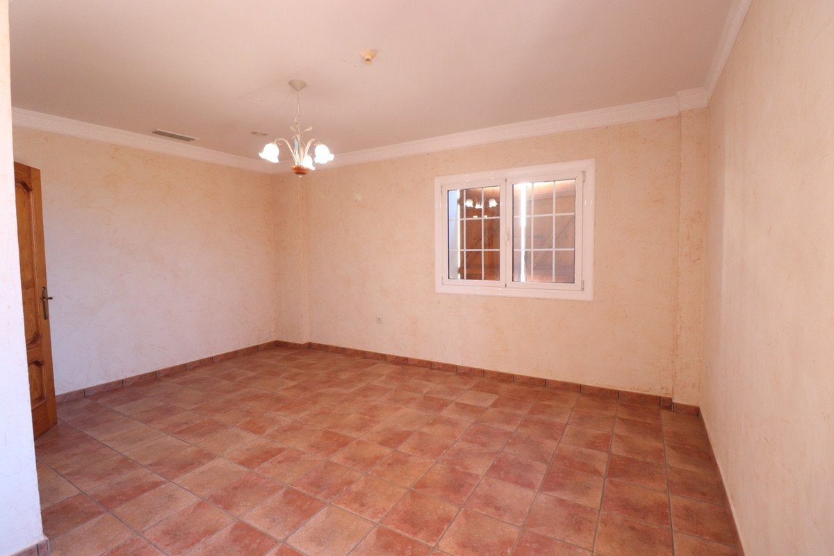 5 Bed Detached Villa in Los Palacios
