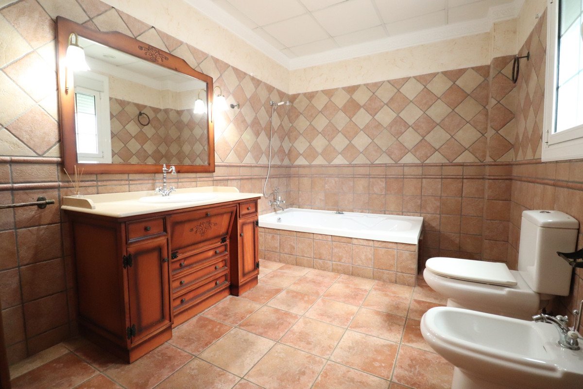 5 Bed Detached Villa in Los Palacios