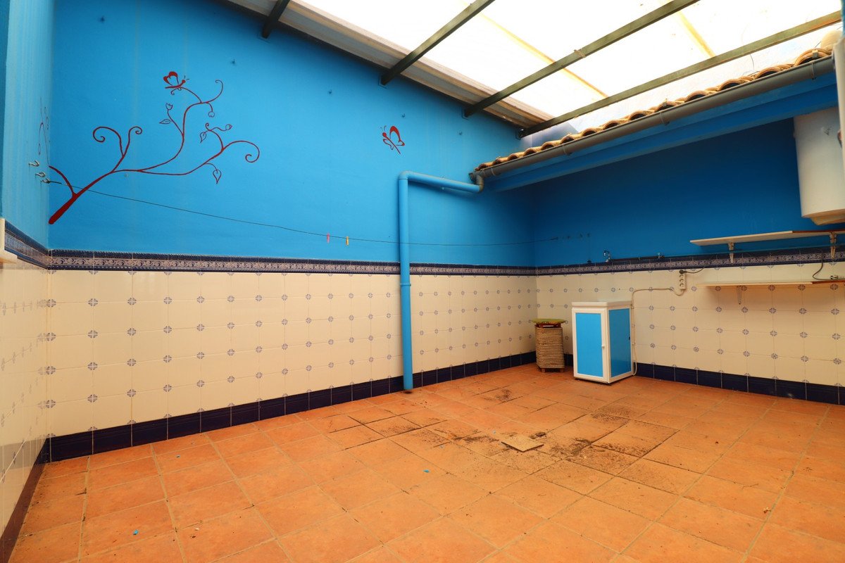 5 Bed Detached Villa in Los Palacios