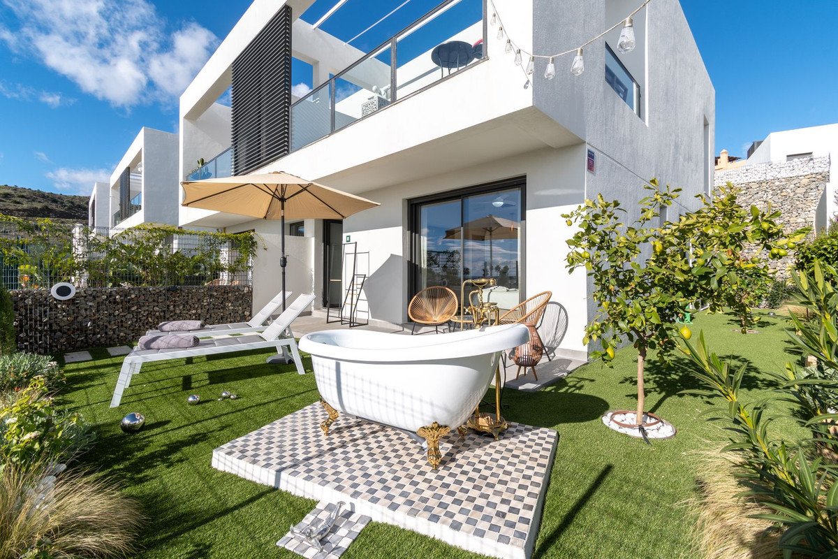 3 Bed Semi-Detached House in Riviera del Sol