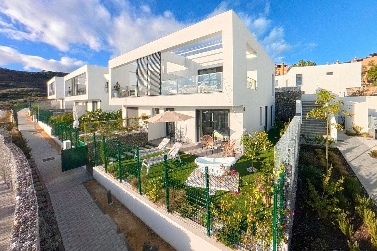 3 Bed Semi-Detached House in Riviera del Sol