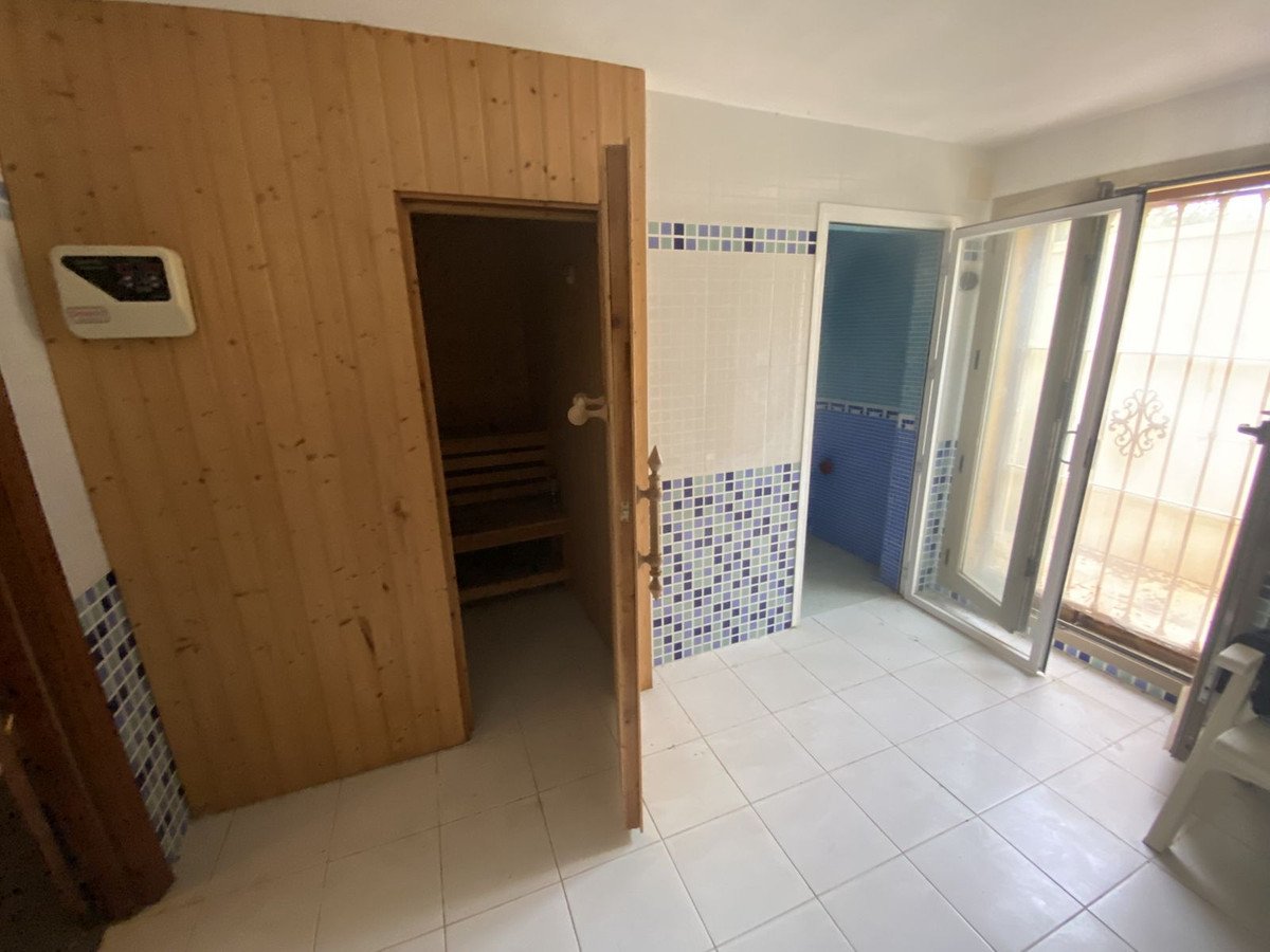 6 Bed Detached Villa in Nueva Andalucía