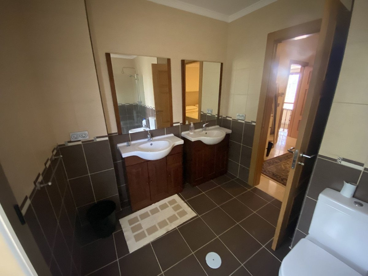 6 Bed Detached Villa in Nueva Andalucía