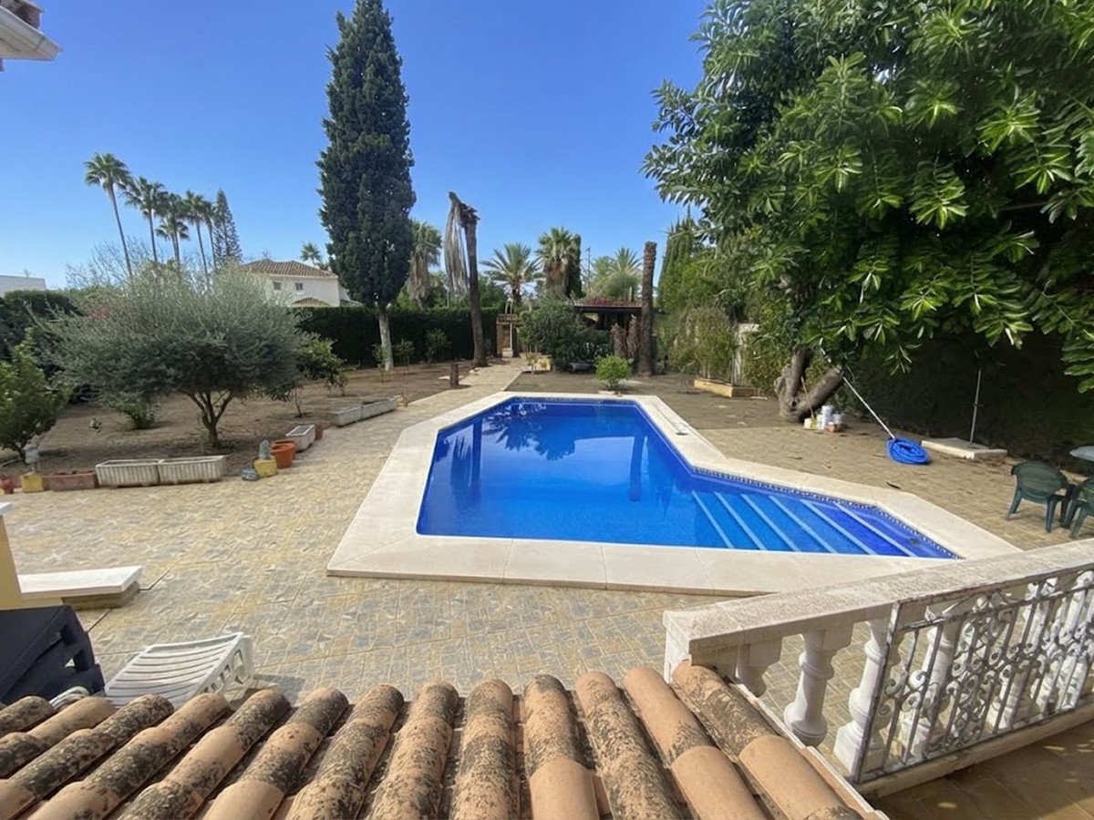6 Bed Detached Villa in Nueva Andalucía
