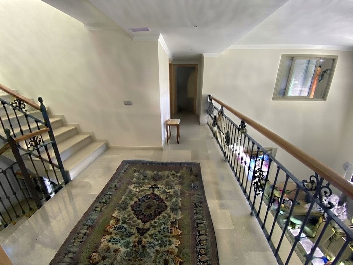 6 Bed Detached Villa in Nueva Andalucía
