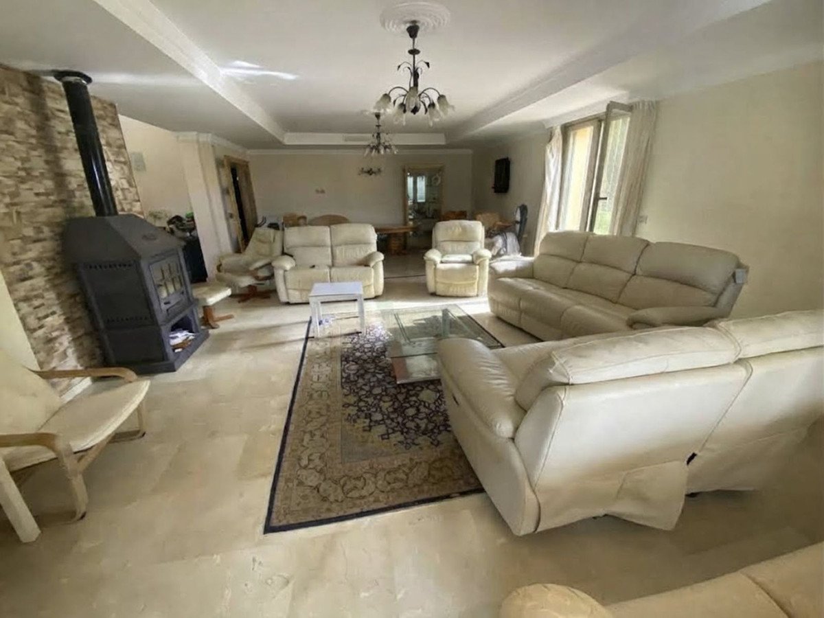 6 Bed Detached Villa in Nueva Andalucía
