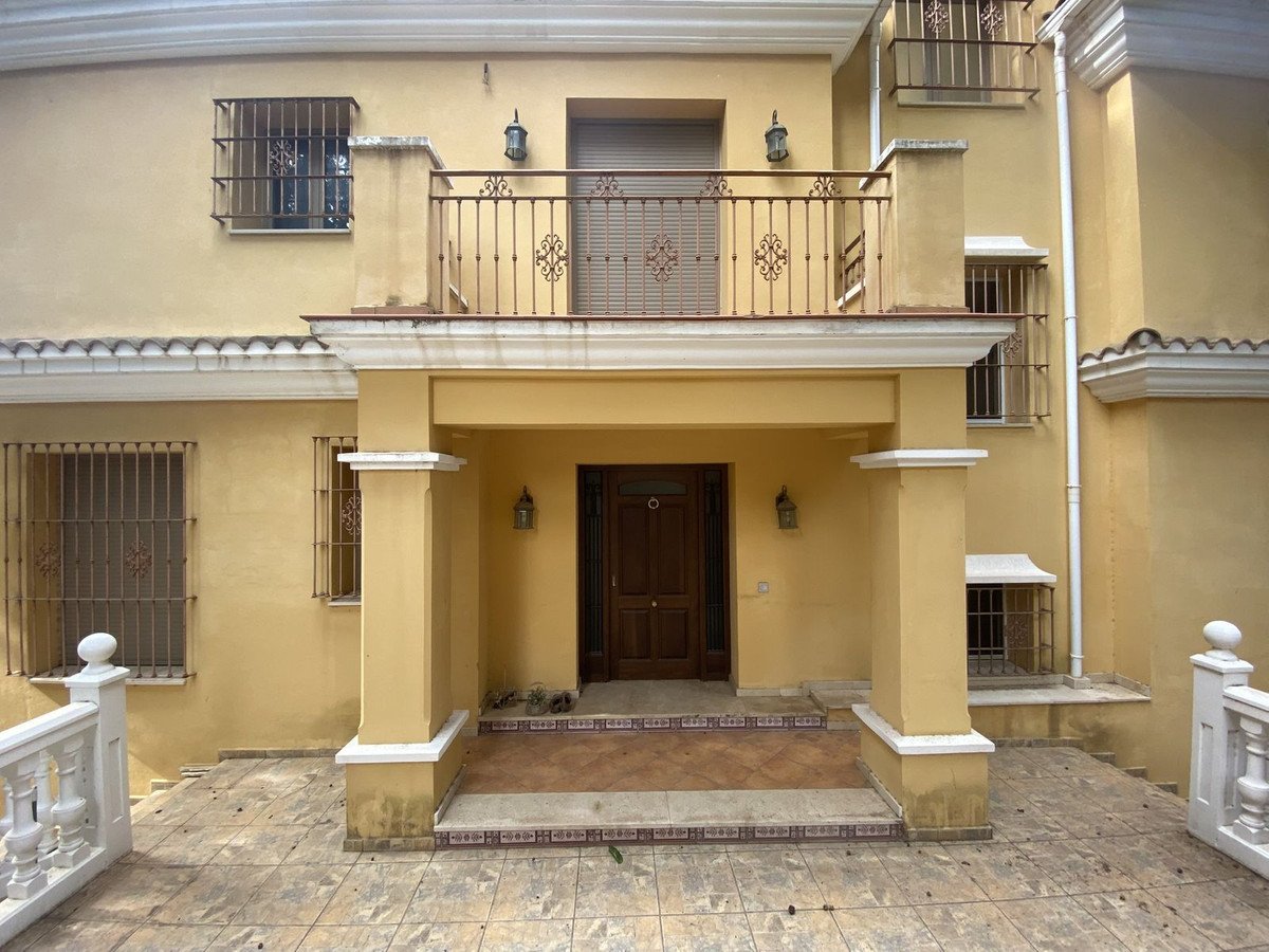 6 Bed Detached Villa in Nueva Andalucía