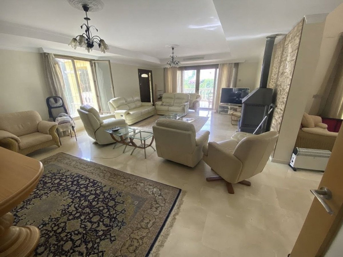 6 Bed Detached Villa in Nueva Andalucía