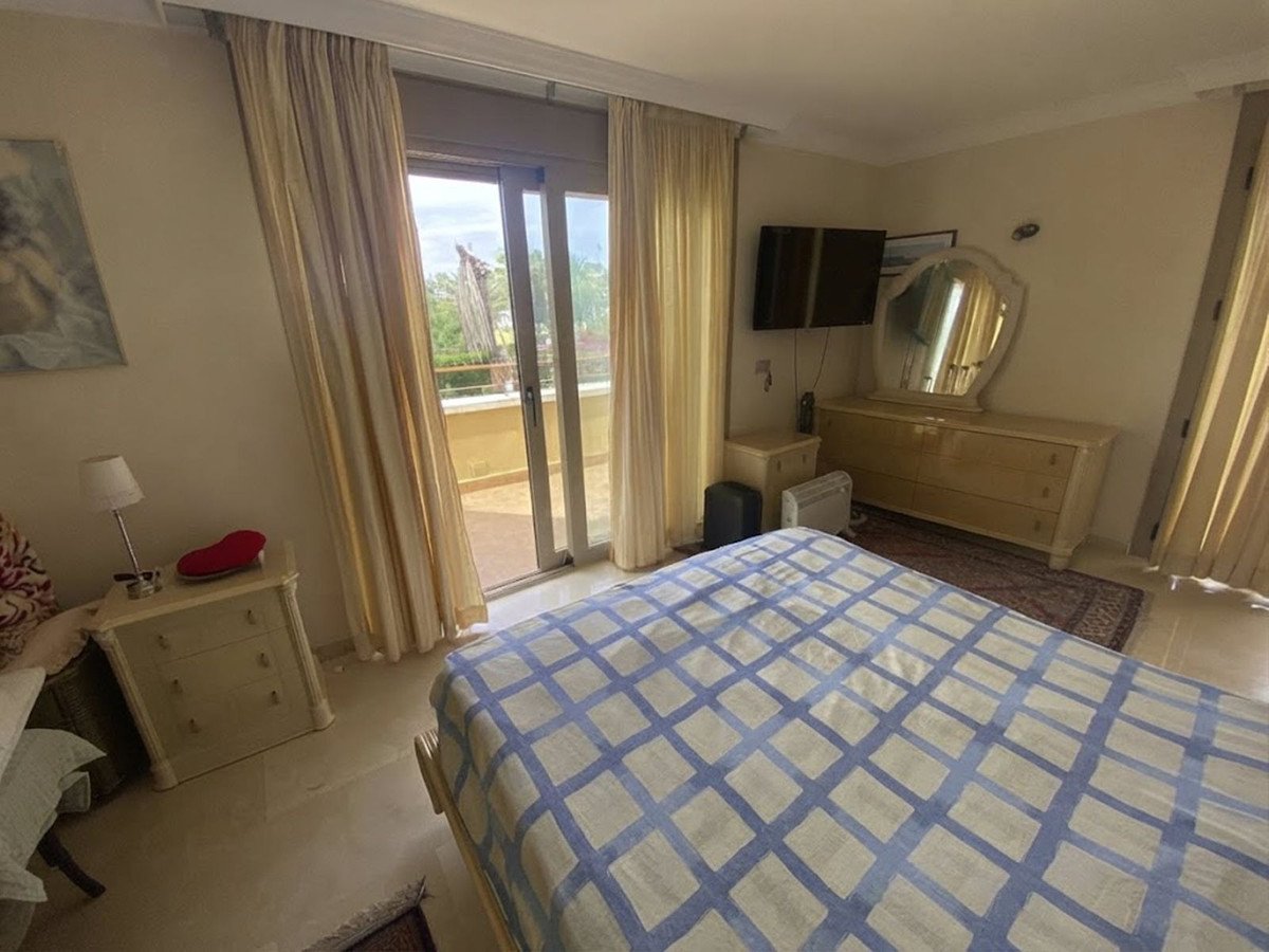 6 Bed Detached Villa in Nueva Andalucía