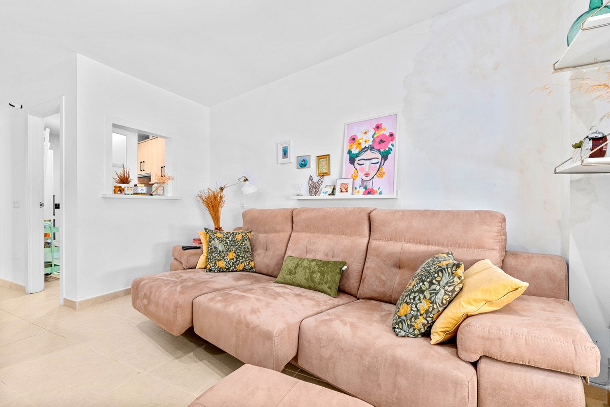 2 Bed Middle Floor Apartment in Las Lagunas