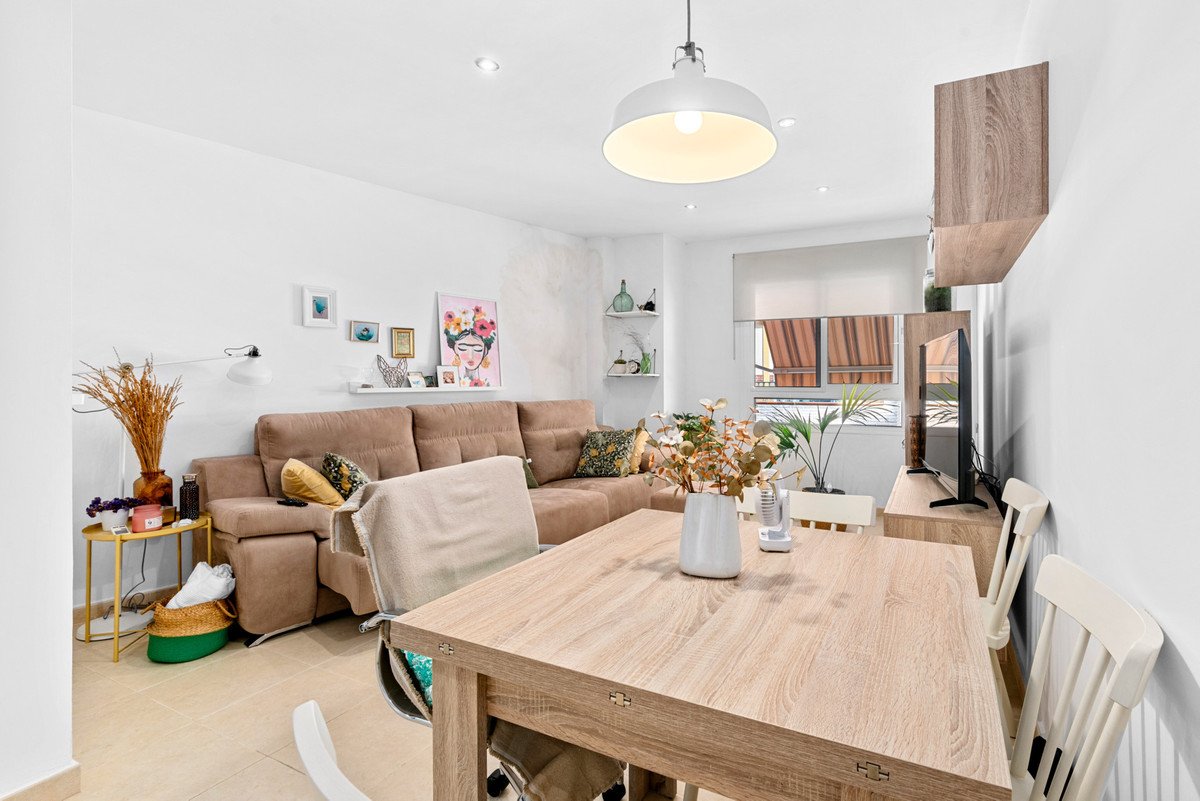 2 Bed Middle Floor Apartment in Las Lagunas